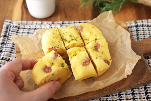 レンジで簡単「おからと卵のウインナー蒸しパン」
