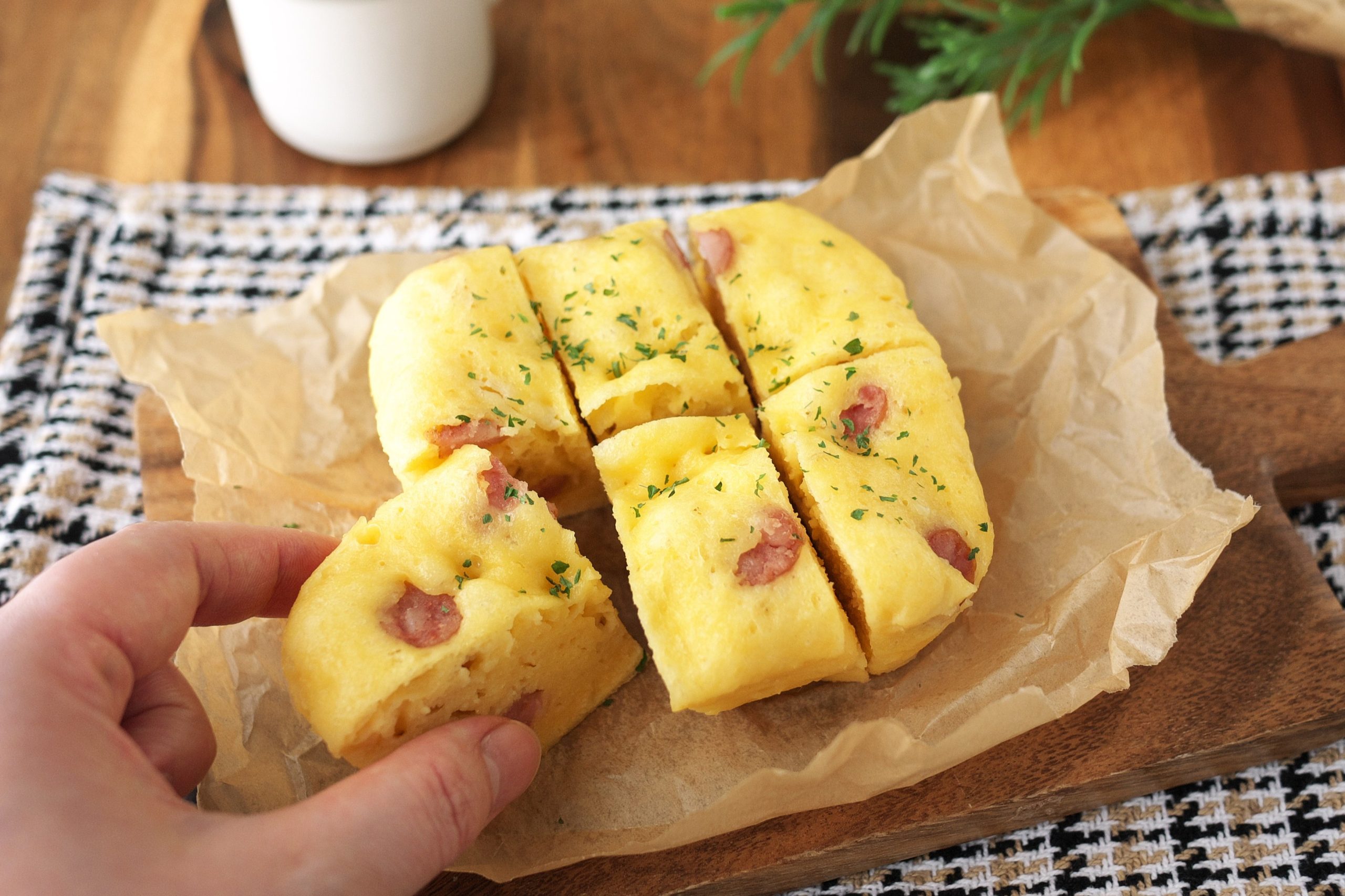 たんぱく質リッチ！レンジで簡単「ウインナー入りおから蒸しパン」