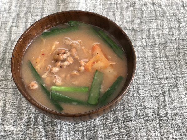 納豆とニラとキムチの味噌汁