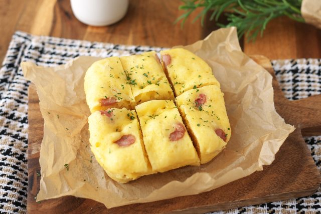 レンジで簡単「おからと卵のウインナー蒸しパン」