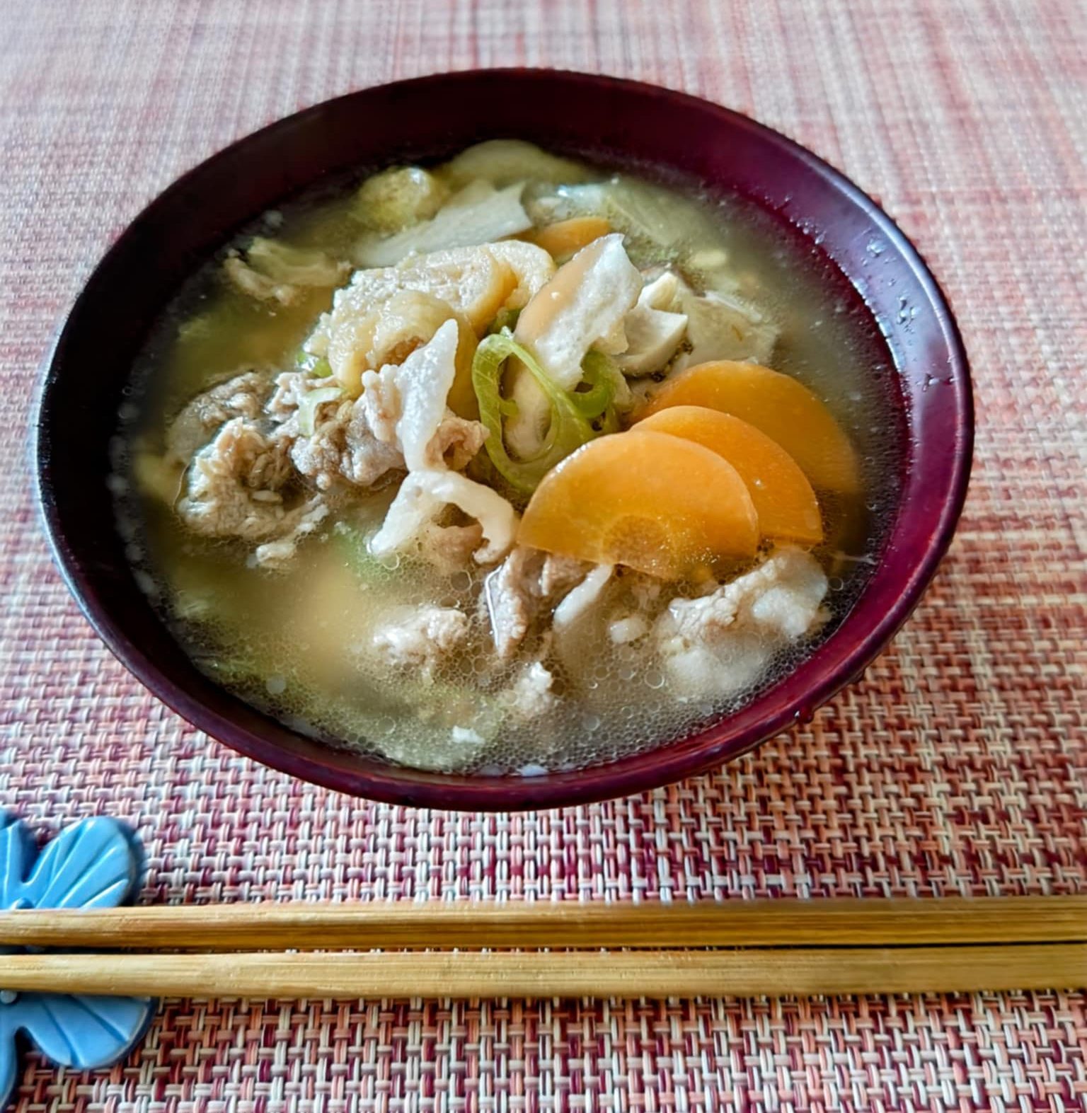 忙しい朝にぴったり！レンジで4分「豚汁」で栄養満点＆疲れをリセット♪