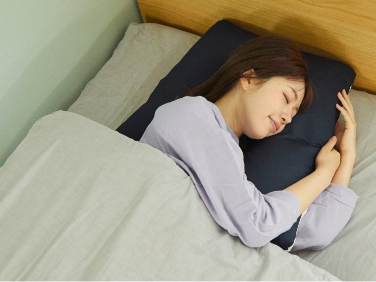 理想の枕で朝までぐっすり！寝姿勢や高さで選ぶ「快眠枕」5選