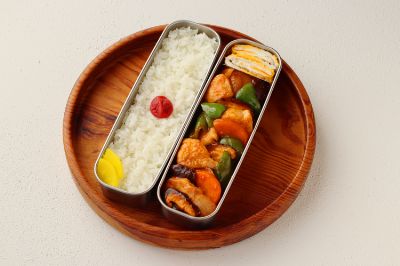 肉も野菜もたっぷり！「酢豚」「両面目玉焼き」2品弁当