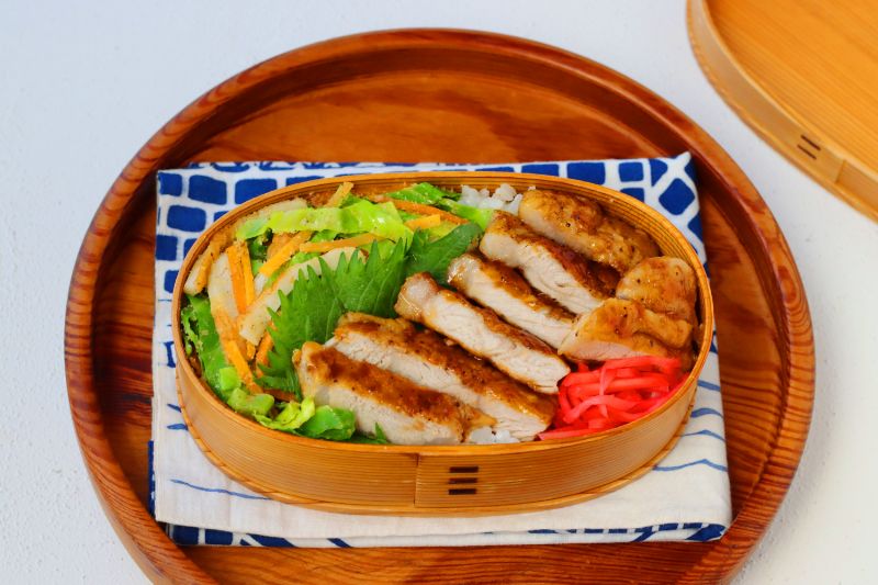 抜群の存在感！「豚の照り焼き」「ちくわと野菜のレンジ炒め」2品弁当