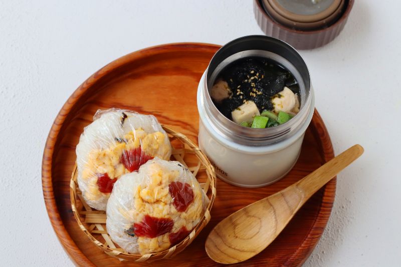ミネラルたっぷり！「海苔とわかめのささみスープ」「梅たまおにぎり」2品弁当
