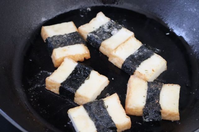 フライパンで焼いている厚揚げ