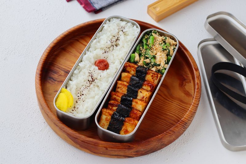 手軽でヘルシー！「のり巻き厚揚げの照り焼き」「春菊と鶏ささみのごま和え」2品弁当