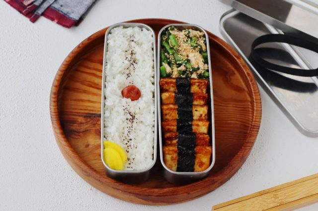 「のり巻き厚揚げの照り焼き」「春菊と鶏ささみのごま和え」2品弁当