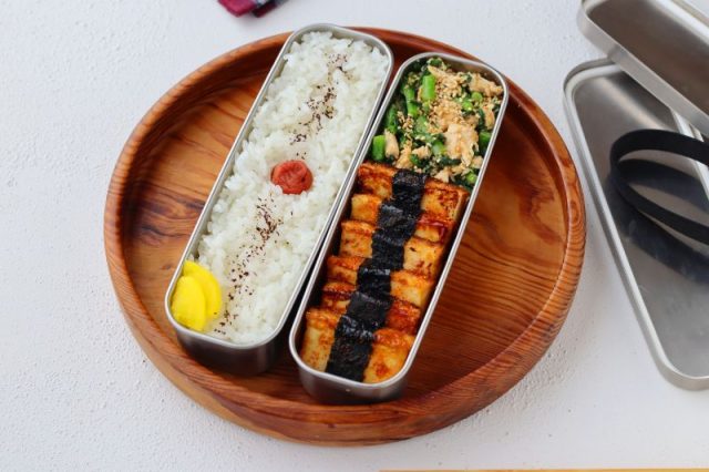 「のり巻き厚揚げの照り焼き」「春菊と鶏ささみのごま和え」2品弁当