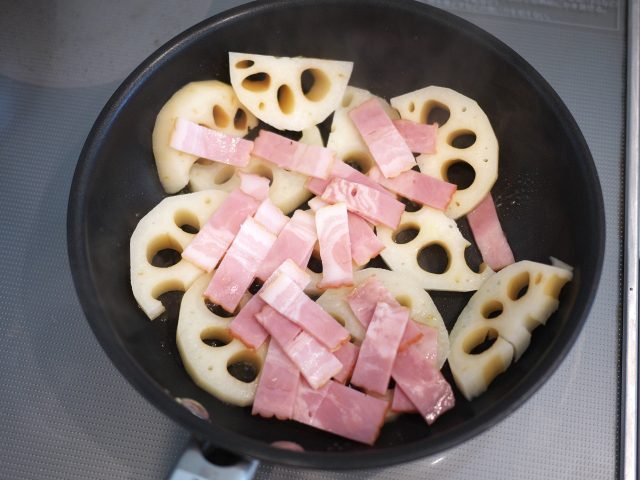 フライパンにベーコンと蓮根
