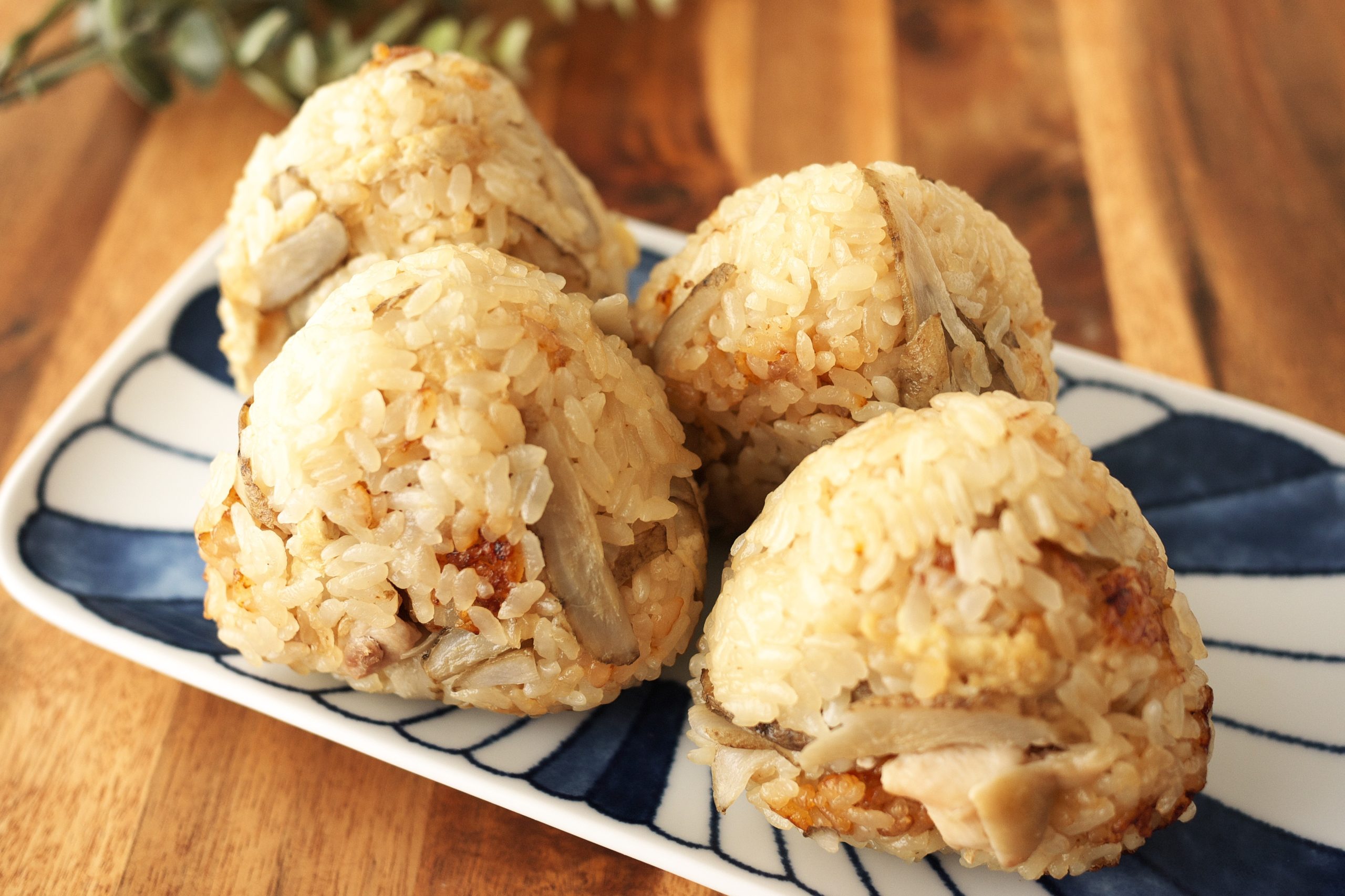 食物繊維もタンパク質もたっぷり♪炊飯器で簡単「鶏ごぼうおにぎり」