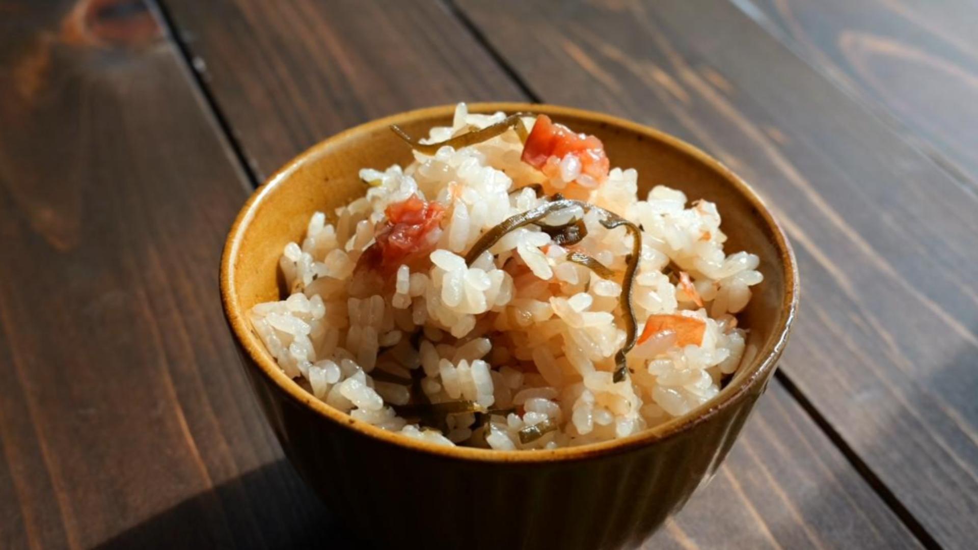 切る手間いらずで簡単！旨味たっぷり「梅と昆布の炊き込みご飯」の作り方