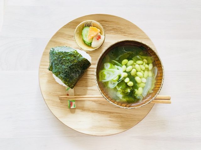 白菜とわかめの生姜味噌汁