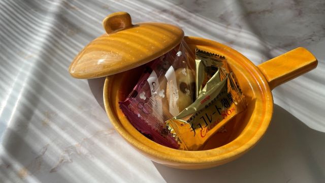 お菓子を入れたエッグベーカー