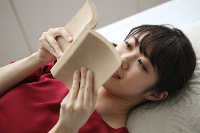 読書する女性