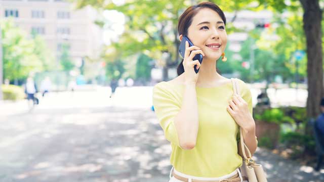 出かける　女性　スマホ