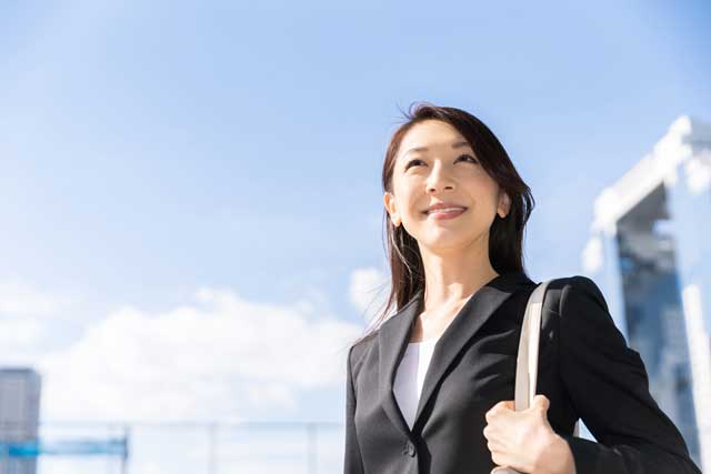 マナーをおさえて素敵に！女性が「スーツ」を着る時に意識したいこと4つ