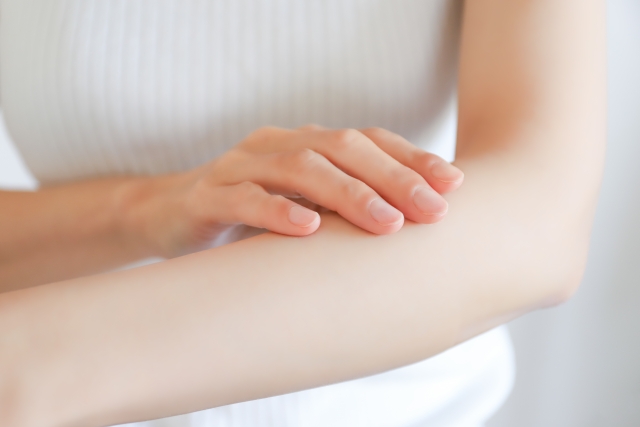 背中のザラつきもスッキリ！お風呂で簡単ケア「ゴムポンつるつる ボディータオル」