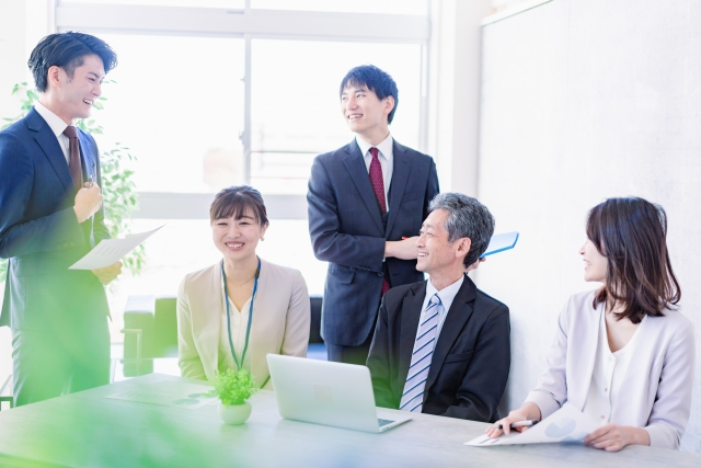 会社のミーティング 笑顔