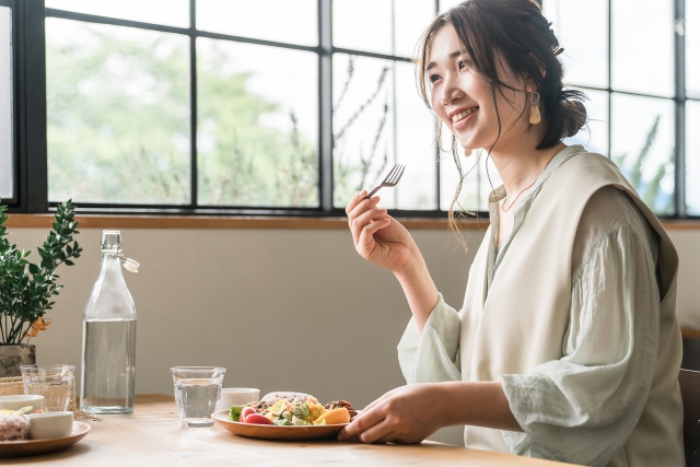 食事中の女性