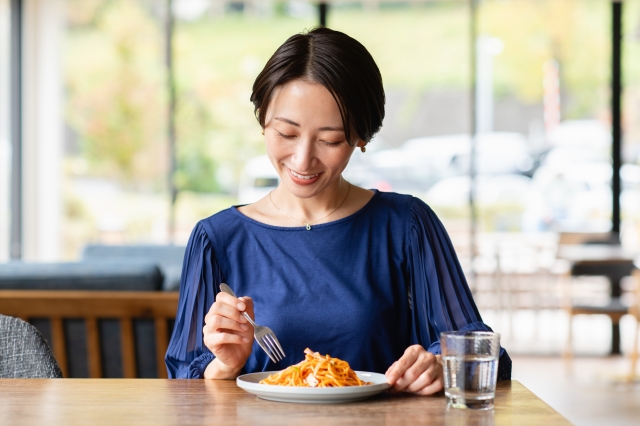 パスタを食べる女性