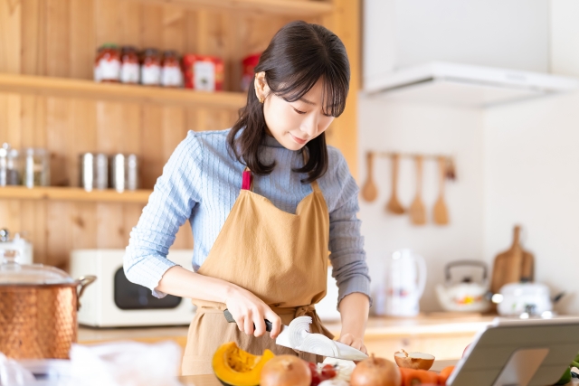 キッチンの汚れ＆傷を防ぐ！便利すぎる「シリコン調理台保護マット」