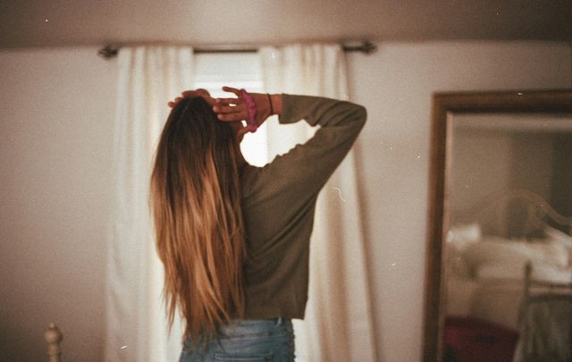 頭をかかえる女性