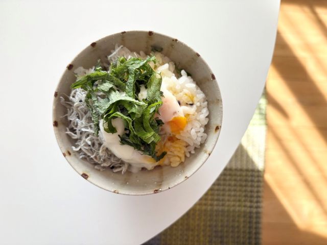 黒胡麻をかけた卵かけご飯