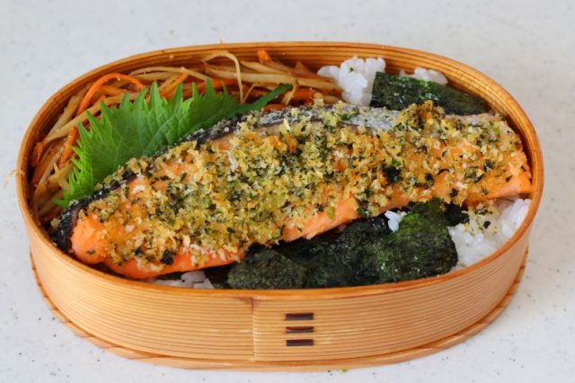 「塩鮭の磯辺焼き」「キンピラごぼう」2品弁当