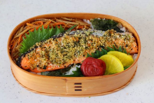 「塩鮭の磯辺焼き」「キンピラごぼう」2品弁当