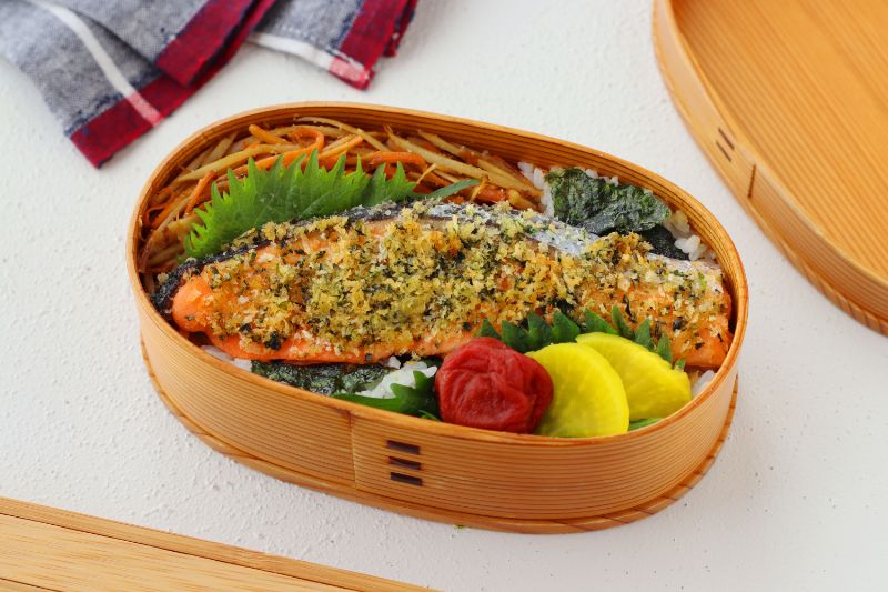 定番を手軽に！「塩鮭の磯辺焼き」「キンピラごぼう」2品弁当
