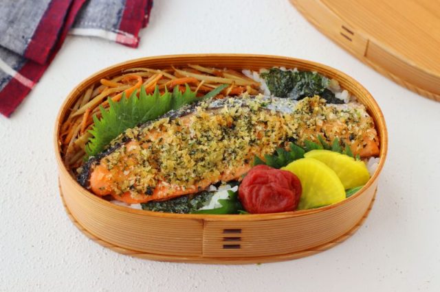 「塩鮭の磯辺焼き」「きんぴらごぼう」2品弁当