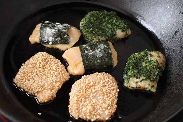 フライパンで焼いている鶏むね肉