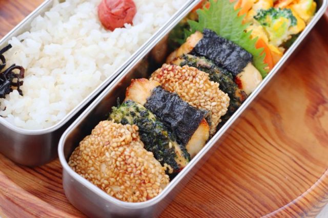 「鶏むね肉の3色変わり揚げ」「野菜の彩り卵」2品弁当