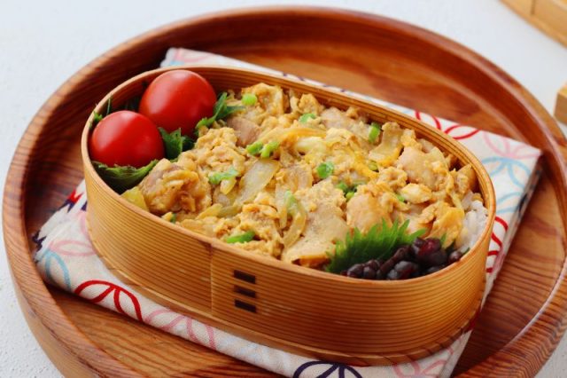 「汁なし親子丼」「ミニトマト」2品弁当