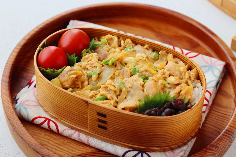 忙しい朝にぴったり！レンジで簡単「汁なし親子丼」「ミニトマト」2品弁当