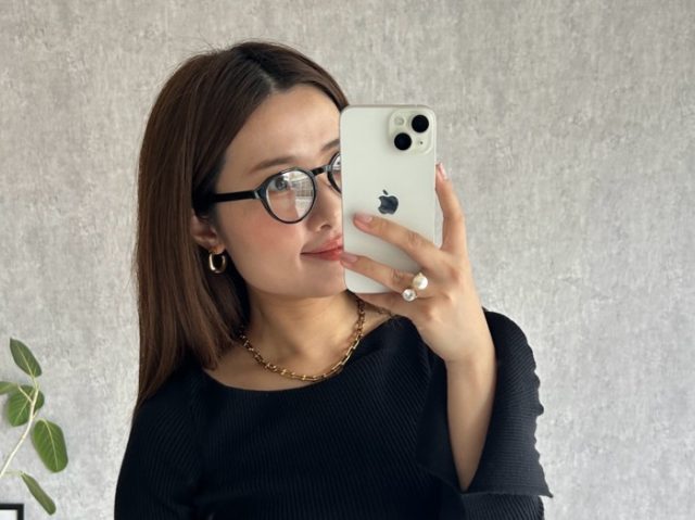 スマホを持つ女性