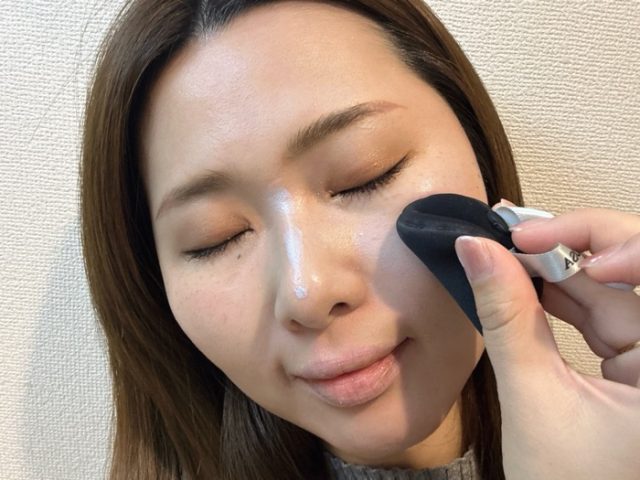チークをなじませる女性