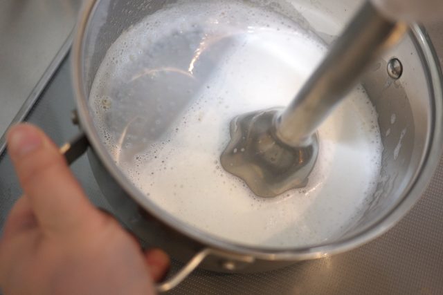 牛乳を攪拌