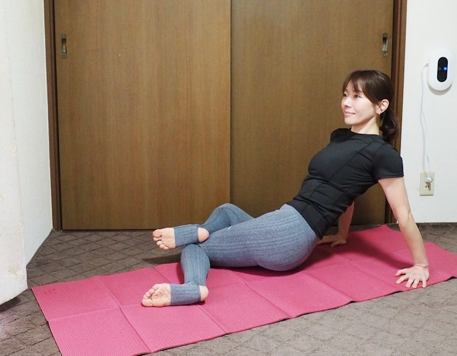 【10回でOK！】起き抜けの腰の重だるさに効く「ひざ倒し」ストレッチ