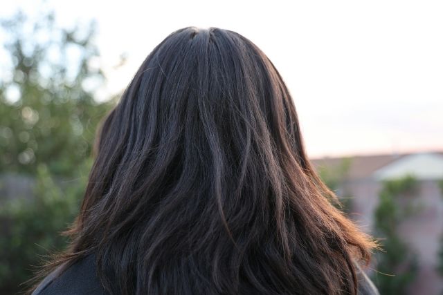女性の後頭部