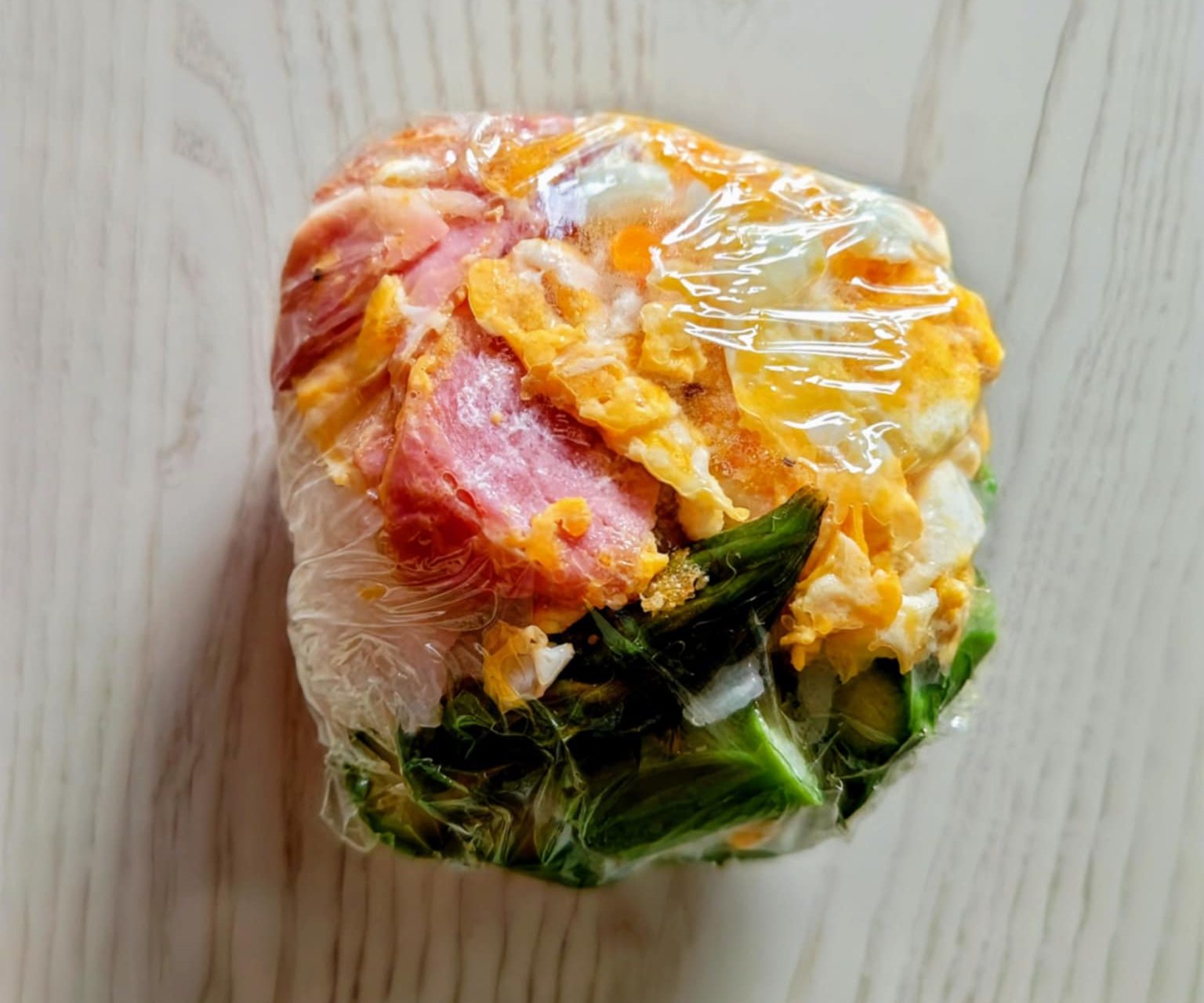 朝ごはん革命！持ち運びOK＆洗い物なしの『丼むすび』レシピ