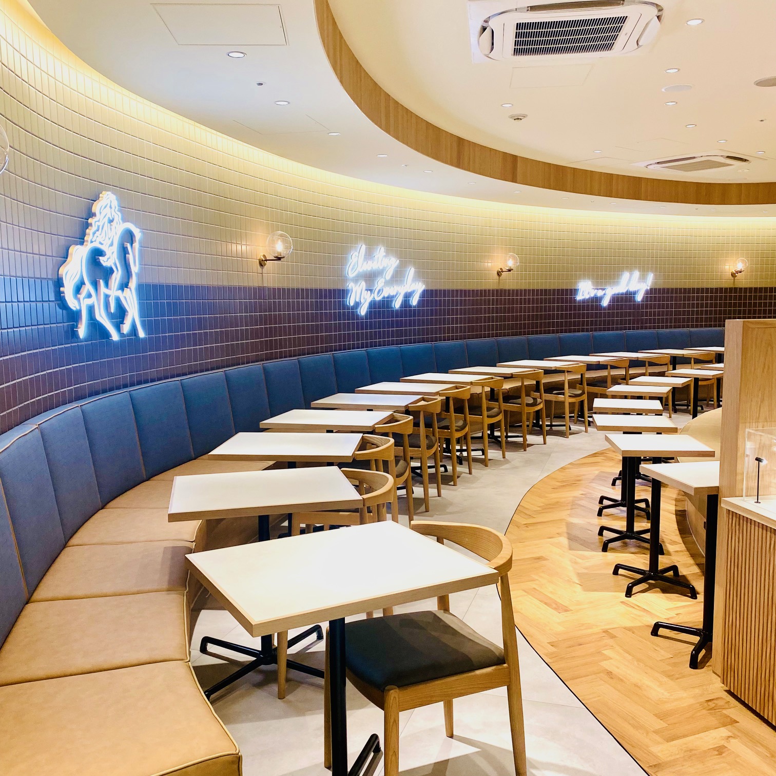 ゴディバカフェ ディアモール大阪 店内