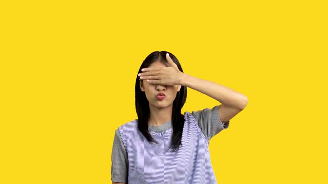 目隠し　女性