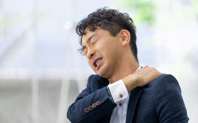 肩こり 男性 疲れ