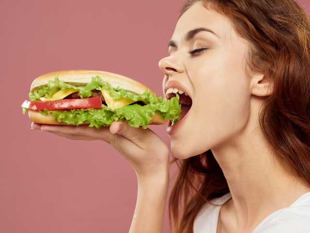 食べる 女性