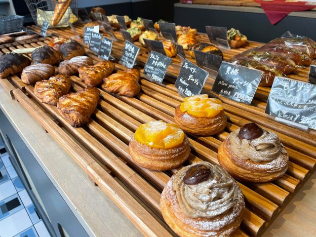ベーカリーラボ クアドロフェニアの店内パン