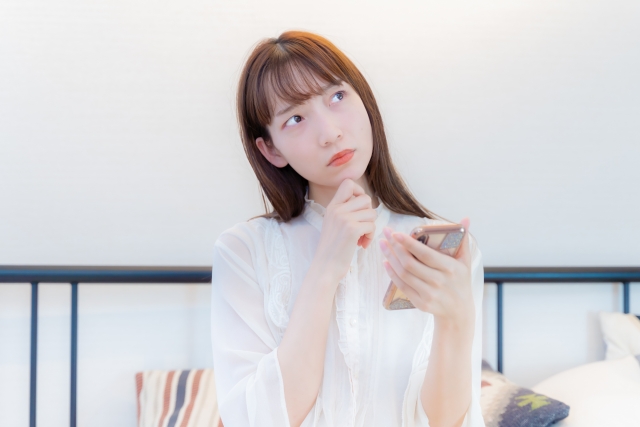 悩む女性
