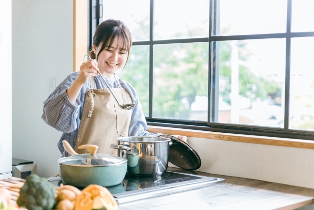 キッチンで料理する女性
