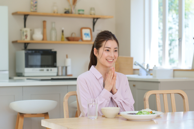 手を合わせる女性
